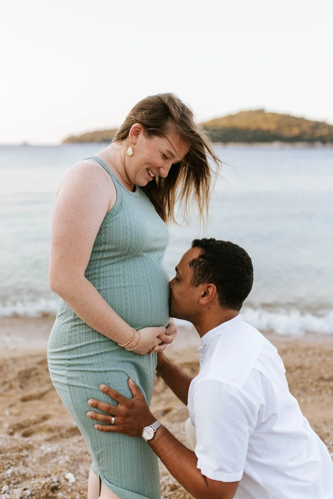 guy kissing his pregnant woman stomach