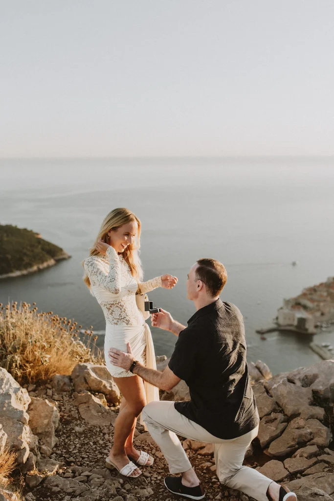 guy proposing a girl at dubrovnik srdj mountain